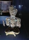 Figura ospite contente figurine in miniatura con motivi maya 100-650 d.C.